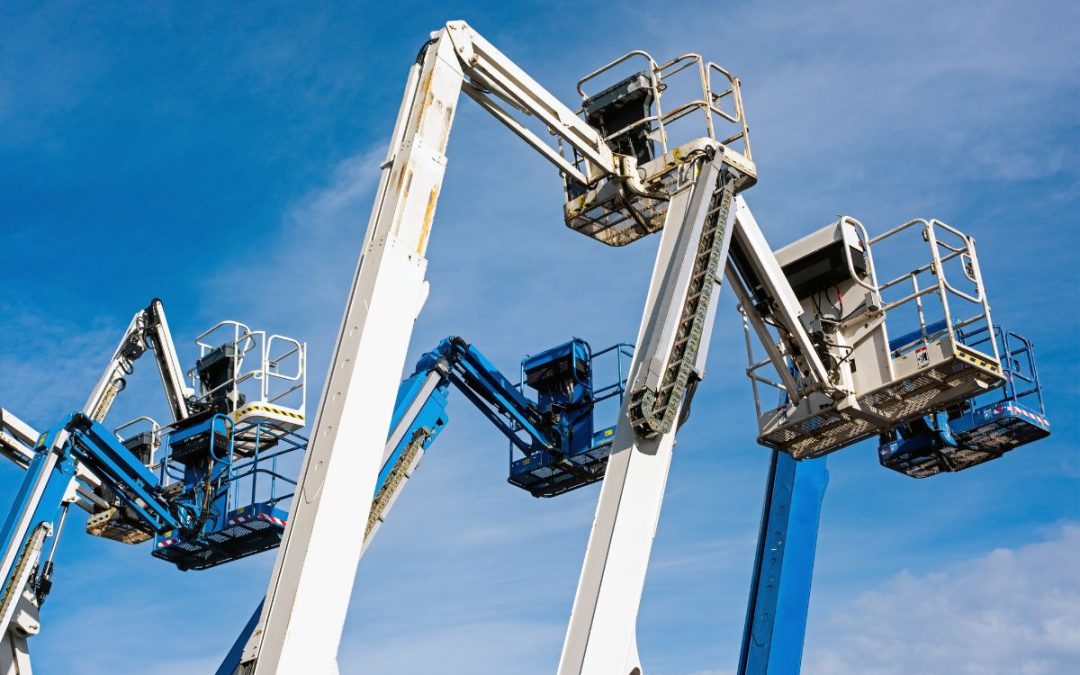 Piattaforme elevabili, carrelli e gru: formazione obbligatoria aggiornata